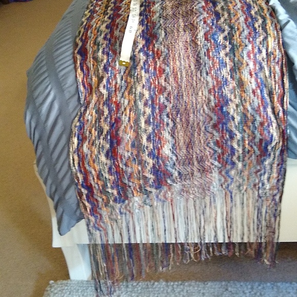 Beautiful woven waves silk scarf / wrap with tassels - Picture 7 of 9